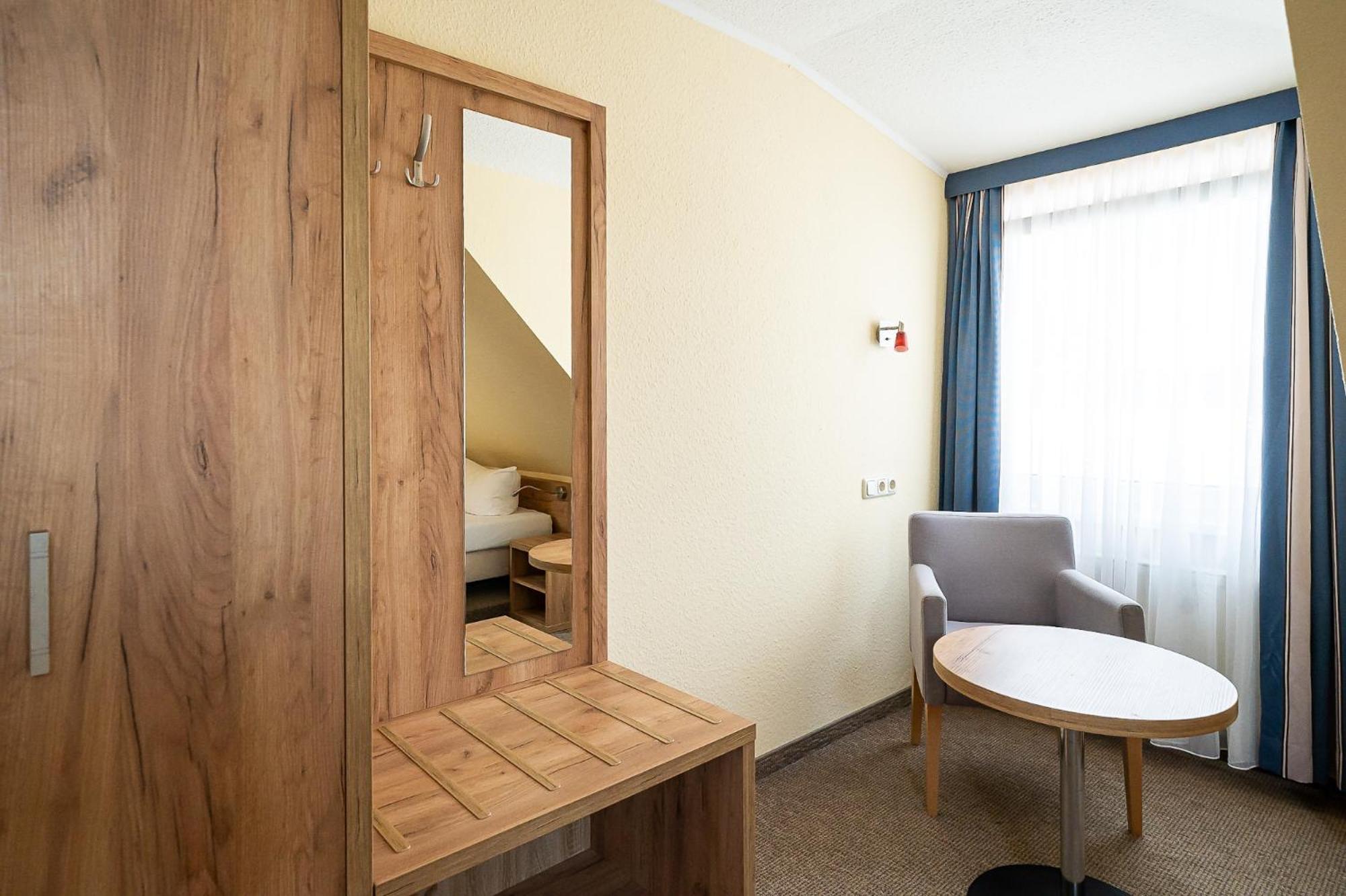 Sleepbeeone Wilhelmshaven Hotel Bagian luar foto