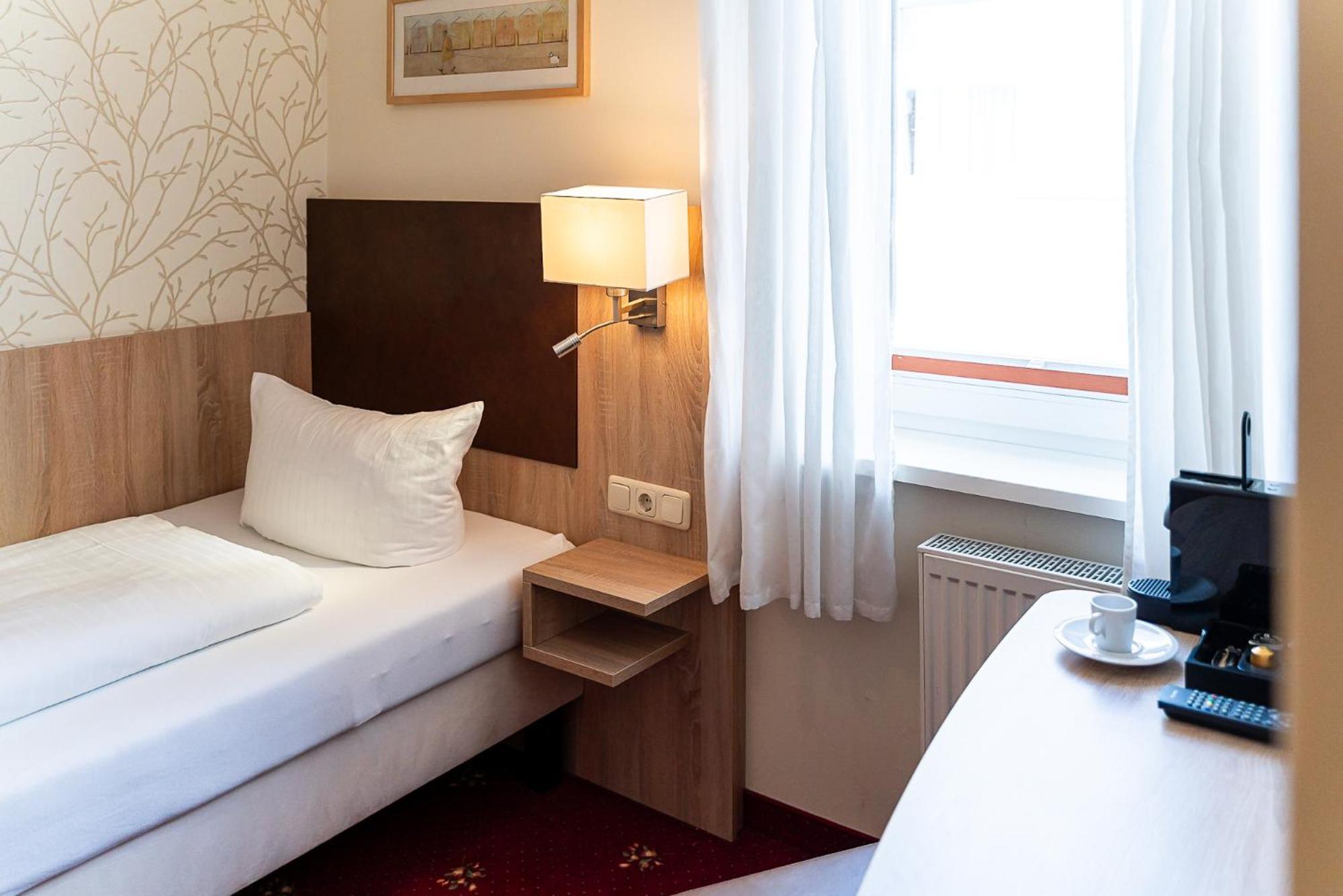 Sleepbeeone Wilhelmshaven Hotel Bagian luar foto