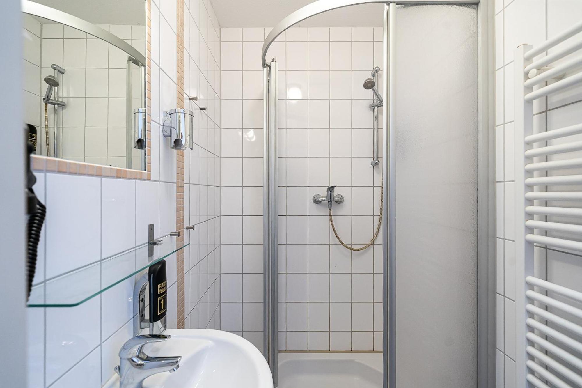 Sleepbeeone Wilhelmshaven Hotel Bagian luar foto