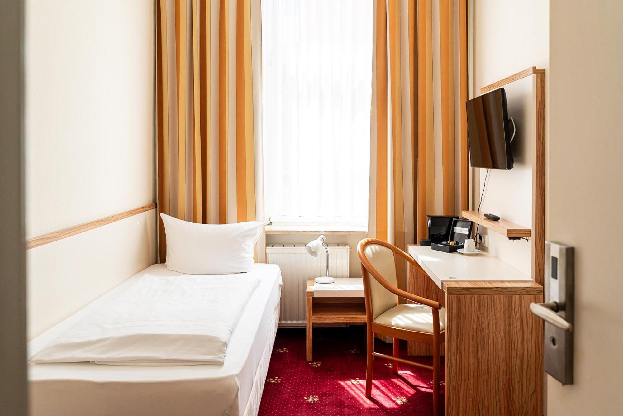 Sleepbeeone Wilhelmshaven Hotel Bagian luar foto