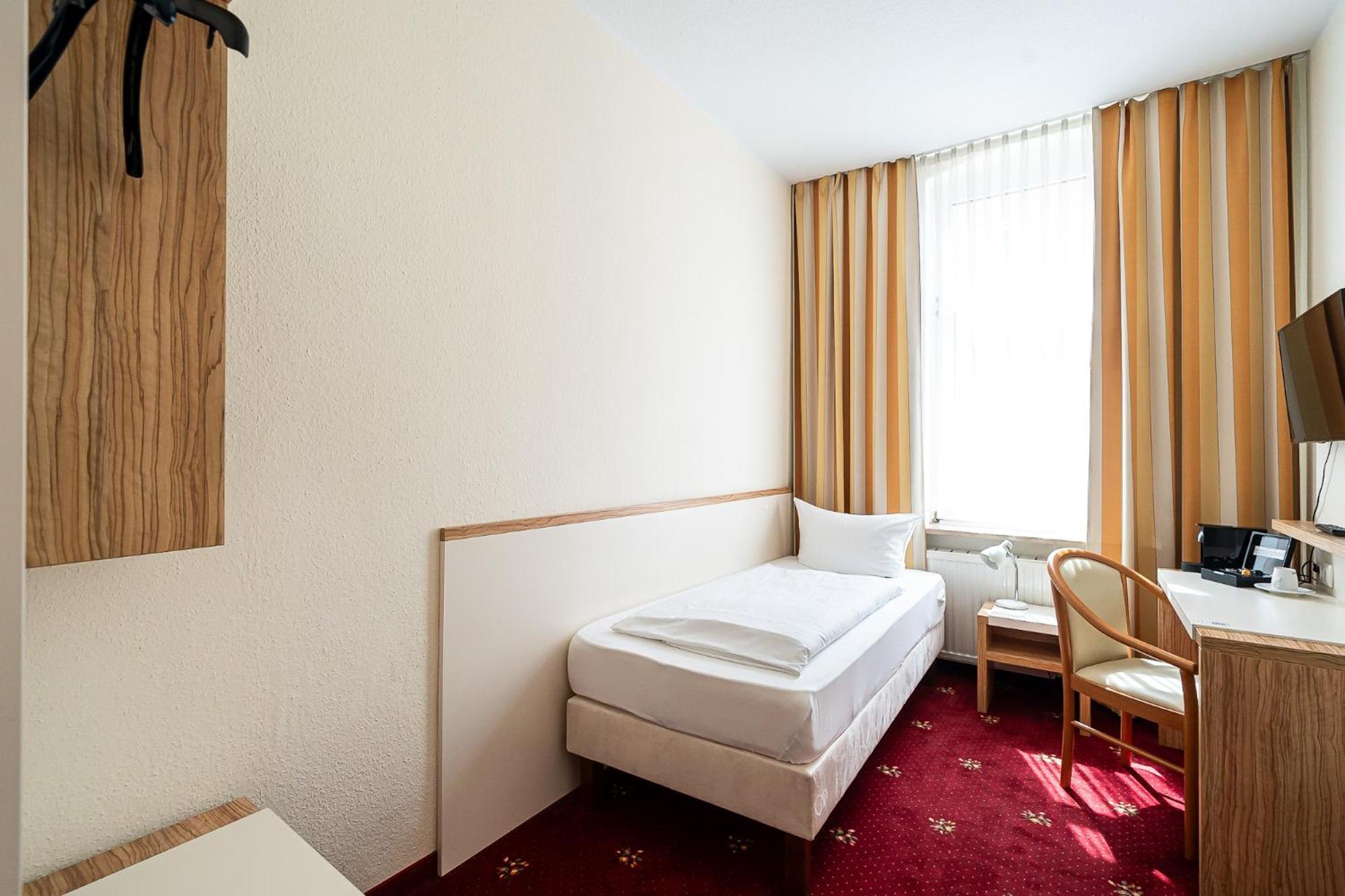 Sleepbeeone Wilhelmshaven Hotel Bagian luar foto