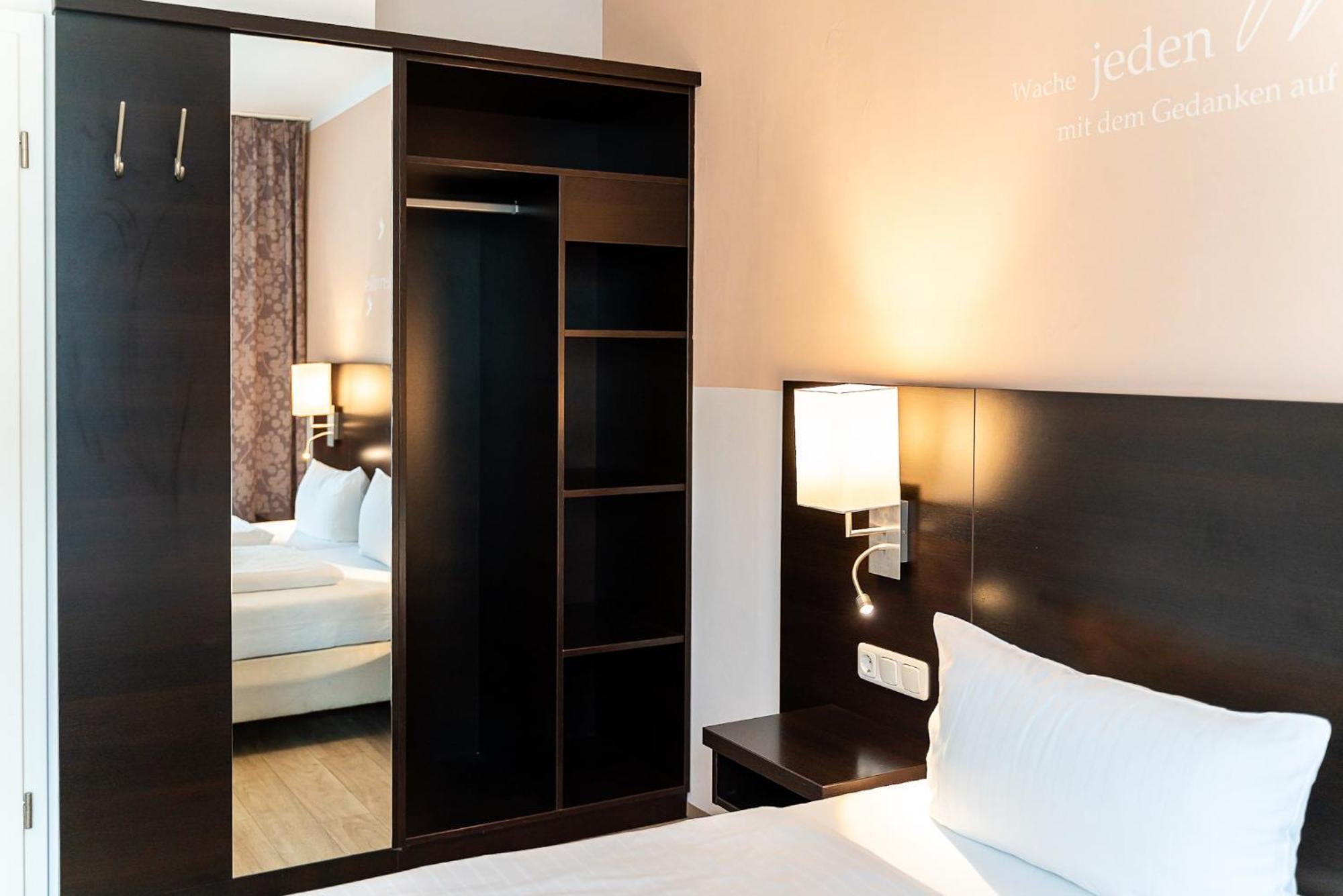 Sleepbeeone Wilhelmshaven Hotel Bagian luar foto