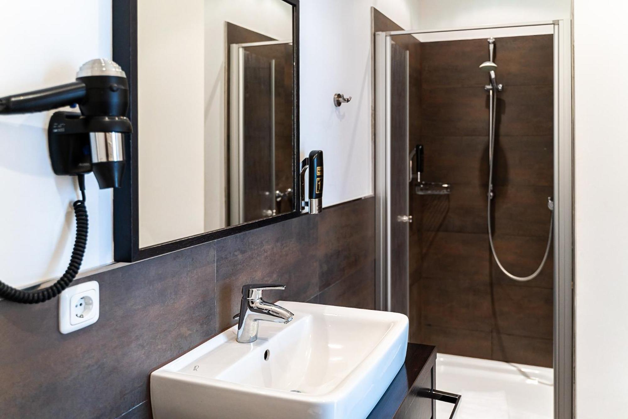 Sleepbeeone Wilhelmshaven Hotel Bagian luar foto