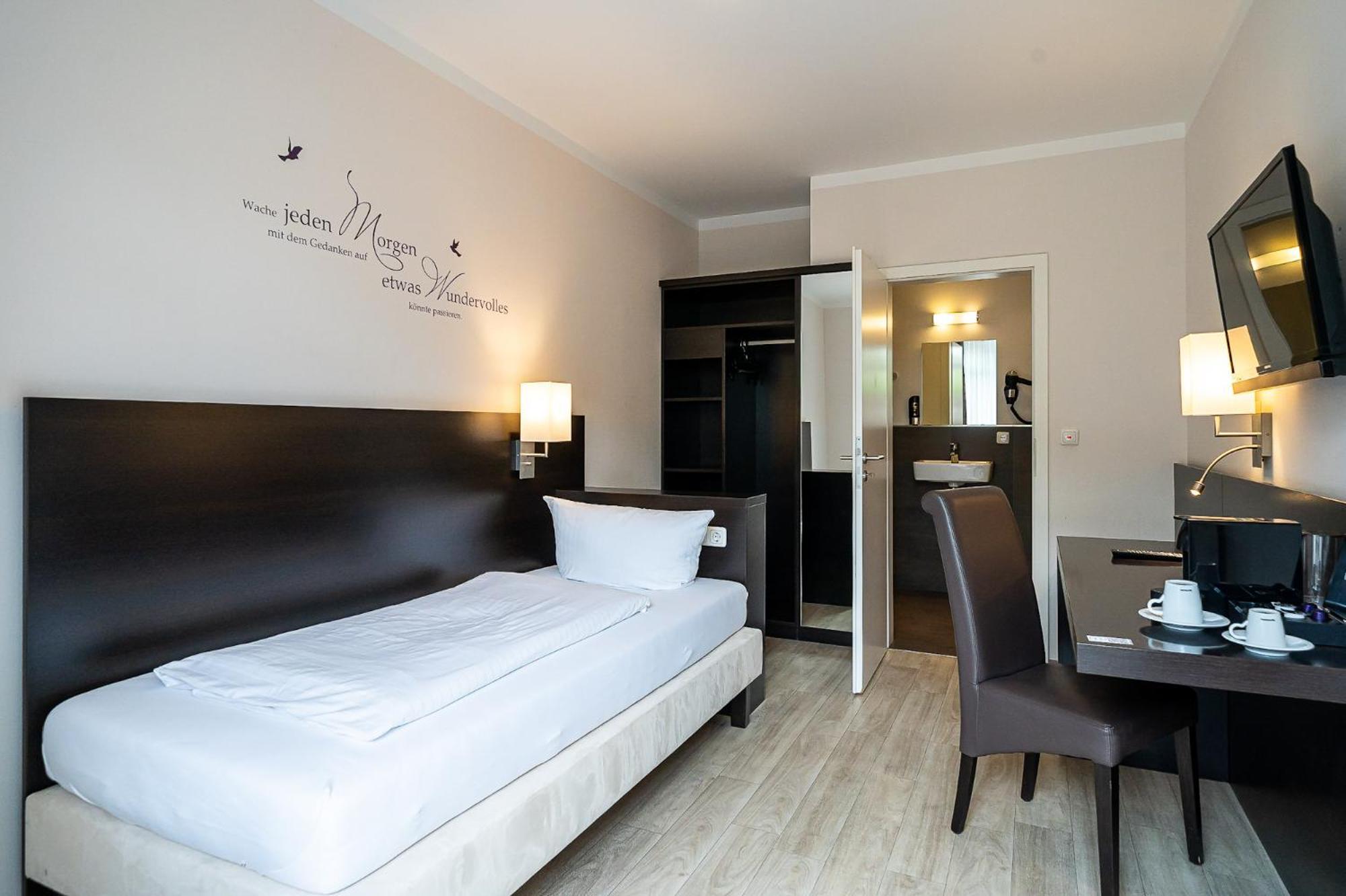 Sleepbeeone Wilhelmshaven Hotel Bagian luar foto