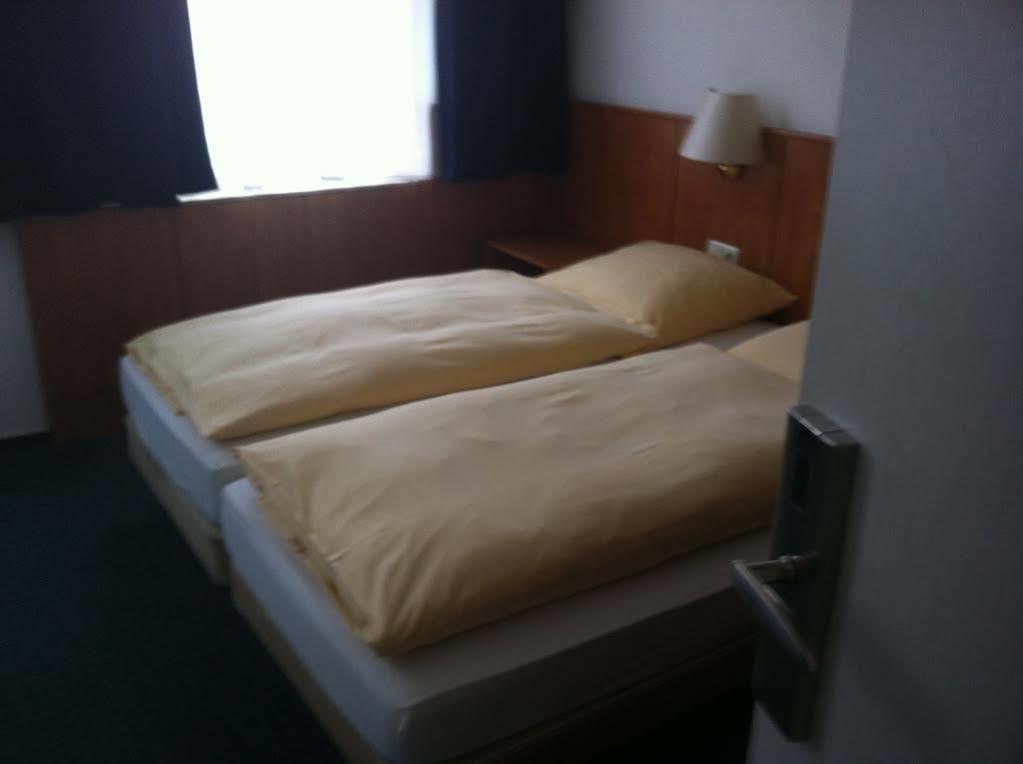 Sleepbeeone Wilhelmshaven Hotel Bagian luar foto